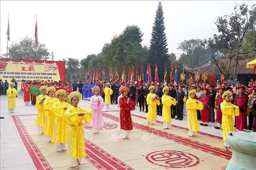 Nghi thức Tế nữ quan, đây là nét đặc trưng riêng và không thể thiếu của lễ hội đền Mẫu Âu Cơ. Ảnh: Trung Kiên –TTXVN. Nghi thức Tế nữ quan, đây là nét đặc trưng riêng và không thể thiếu của lễ hội đền Mẫu Âu Cơ. Ảnh: Trung Kiên –TTXVN.