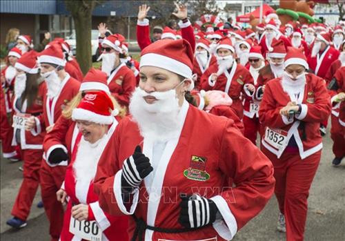 Hàng nghìn ông già Noel tham gia cuộc thi chạy thường niên tại Budapest, Hungary ngày 2/12/2018. Ảnh: THX/ TTXVN Khoảng 30 Ông già Noel tham gia diễu hành trên xe máy tại Zurich, Thụy Sĩ ngày 2/12/2018. Ảnh: THX/ TTXVN Hơn 500 Ông già Noel tham gia cuộc thi chạy thường niên tại Ontario, Canada ngày 25/11/2018. Ảnh: THX/ TTXVN Màn biểu diễn dưới nước của Ông già Noel tại Công viên Hải dương học Sunshine ở thủ đô Tokyo, Nhật Bản ngày 10/11/2018. Ảnh: Kyodo/ TTXVN Các Ông già Noel tham gia diễu hành tại Toronto, Canada ngày 18/11/2018. Ảnh: THX/ TTXVN Hàng nghìn ông già Noel tham gia cuộc thi chạy thường niên tại Budapest, Hungary ngày 2/12/2018. Ảnh: THX/ TTXVN Khoảng 30 Ông già Noel tham gia diễu hành trên xe máy tại Zurich, Thụy Sĩ ngày 2/12/2018. Ảnh: THX/ TTXVN Hơn 500 Ông già Noel tham gia cuộc thi chạy thường niên tại Ontario, Canada ngày 25/11/2018. Ảnh: THX/ TTXVN Màn biểu diễn dưới nước của Ông già Noel tại Công viên Hải dương học Sunshine ở thủ đô Tokyo, Nhật Bản ngày 10/11/2018. Ảnh: Kyodo/ TTXVN Các Ông già Noel tham gia diễu hành tại Toronto, Canada ngày 18/11/2018. Ảnh: THX/ TTXVN