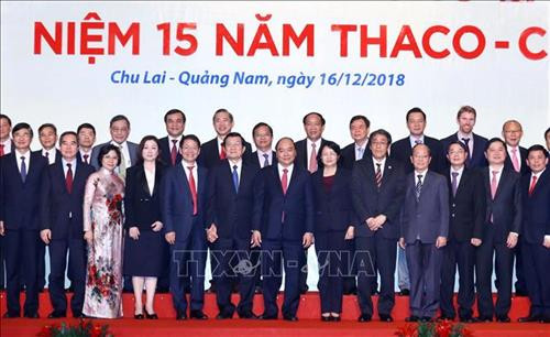 Thủ tướng Nguyễn Xuân Phúc với các đại biểu tại “ Lễ Công bố điều chỉnh Khu Kinh tế mở Chu Lai, Lễ kỷ niệm 15 năm Thaco – Chu Lai”. Ảnh: Thống Nhất – TTXVN Thủ tướng Nguyễn Xuân Phúc với các đại biểu tại “ Lễ Công bố điều chỉnh Khu Kinh tế mở Chu Lai, Lễ kỷ niệm 15 năm Thaco – Chu Lai”. Ảnh: Thống Nhất – TTXVN