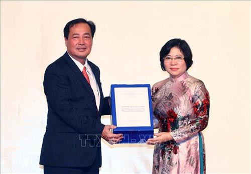 Bà Phan Thị Mỹ Linh, Thứ trưởng Bộ Xây dựng trao bản điều chỉnh Khu kinh tế mở Chu Lai cho tỉnh Quảng Nam tại “Lễ Công bố điều chỉnh Khu Kinh tế mở Chu Lai, Lễ kỷ niệm 15 năm Thaco – Chu Lai”. Ảnh: Thống Nhất – TTXVN Bà Phan Thị Mỹ Linh, Thứ trưởng Bộ Xây dựng trao bản điều chỉnh Khu kinh tế mở Chu Lai cho tỉnh Quảng Nam tại “Lễ Công bố điều chỉnh Khu Kinh tế mở Chu Lai, Lễ kỷ niệm 15 năm Thaco – Chu Lai”. Ảnh: Thống Nhất – TTXVN