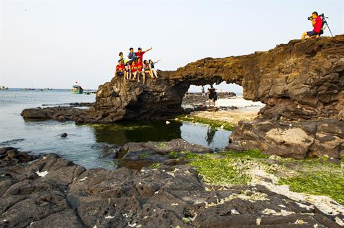 Nhiều di tích được tạo nên bởi hoạt động phun trào dung nham của núi lửa như cổng tò vò trên bờ và dưới biển... Ảnh: Minh Đức - TTXVN