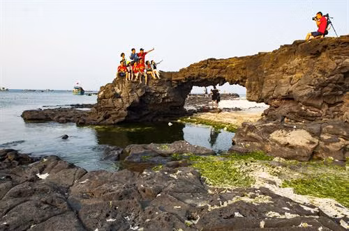 Nhiều di tích được tạo nên bởi hoạt động phun trào dung nham của núi lửa như cổng tò vò trên bờ và dưới biển... Ảnh: Minh Đức - TTXVN