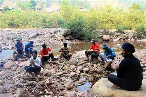 Người dân cộng đồng dân tộc Hà Nhì chuẩn bị đồ để cúng thần lửa. Ảnh: Phan Tuấn Anh – TTXVN Người dân cộng đồng dân tộc Hà Nhì chuẩn bị đồ để cúng thần lửa. Ảnh: Phan Tuấn Anh – TTXVN