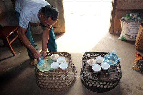Chuẩn bị mâm cúng của các hộ dân cộng đồng dân tộc Hà Nhì. Ảnh: Phan Tuấn Anh – TTXVN Chuẩn bị mâm cúng của các hộ dân cộng đồng dân tộc Hà Nhì. Ảnh: Phan Tuấn Anh – TTXVN