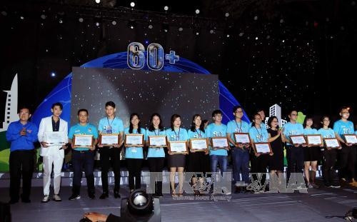 Ban tổ chức trao tặng bằng khen cho các đơn vị, cá nhân có nhiều đóng góp tích cực trong các hoạt động hưởng ứng chiến dịch Giờ Trái đất 2017. Ảnh: An Hiếu - TTXVN Ban tổ chức trao tặng bằng khen cho các đơn vị, cá nhân có nhiều đóng góp tích cực trong các hoạt động hưởng ứng chiến dịch Giờ Trái đất 2017. Ảnh: An Hiếu - TTXVN