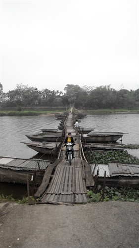 Những cây cầu tự chế như thế này đã xuống cấp,mất an toàn đối với người dân khi đi qua. Những cây cầu tự chế như thế này đã xuống cấp,mất an toàn đối với người dân khi đi qua.