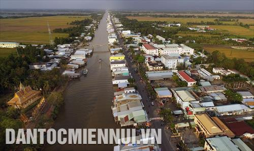 Vùng đất Miệt Thứ được biết đến với nhiều địa danh mộc mạc đậm chất Nam bộ, mang dấu ấn của thời kỳ khẩn hoang và cuộc chiến chống ngoại xâm: Xẻo Rô, Xẻo Lá, Xẻo Vẹt, Xẻo Quao, Xẻo Bướm, Rạch Bà, Rạch Bần, Chống Mỹ, Chiến Lược, Thứ Ba, Thứ Bảy, Thứ Chín Rưỡi,… Trong ảnh: Toàn cảnh thị trấn Thứ Ba, thị trấn huyện lỵ của huyện An Biên, địa bàn có hơn 11% đồng bào dân tộc Khmer cư trú.