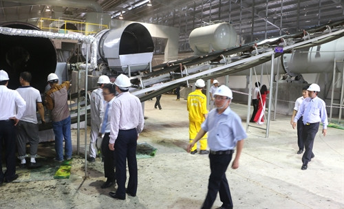 Các đại biểu tham quan dây chuyền sản xuất phân phón của nhà máy. Ảnh: Huỳnh Sử- TTXVN Các đại biểu tham quan dây chuyền sản xuất phân phón của nhà máy. Ảnh: Huỳnh Sử- TTXVN