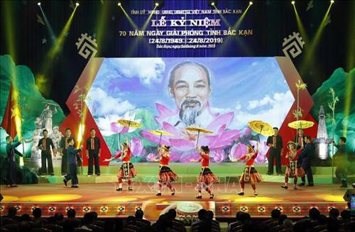 Tiết mục văn nghệ chào mừng lễ kỷ niệm. Ảnh: Thống Nhất – TTXVN