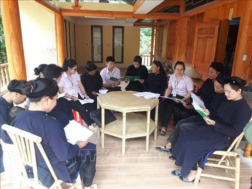 Tuyên truyền, vận động nhân dân thực hiện tốt các chương trình vay vốn tại xã Đàm Thủy, huyện Trùng Khánh. Ảnh: Chu Hiệu - TTXVN Tuyên truyền, vận động nhân dân thực hiện tốt các chương trình vay vốn tại xã Đàm Thủy, huyện Trùng Khánh. Ảnh: Chu Hiệu - TTXVN