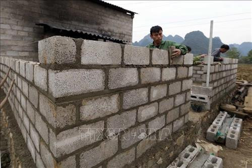 Gia đình chị Hoàng Thị Lìm, dân tộc Tày, ở xã Đoài Côn, huyện Trùng Khánh, tỉnh Cao Bằng vay vốn chương trình cho vay hộ nghèo về nhà ở để cải tạo nhà, giúp nâng cao chất lượng cuộc sống. Ảnh: Trần Việt - TTXVN Gia đình chị Hoàng Thị Lìm, dân tộc Tày, ở xã Đoài Côn, huyện Trùng Khánh, tỉnh Cao Bằng vay vốn chương trình cho vay hộ nghèo về nhà ở để cải tạo nhà, giúp nâng cao chất lượng cuộc sống. Ảnh: Trần Việt - TTXVN