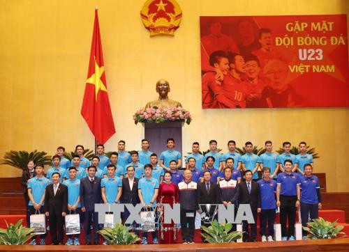 Chủ tịch Quốc hội Nguyễn Thị Kim Ngân chụp ảnh lưu niệm với lãnh đạo, huấn luyện viên, các cầu thủ đội bóng U.23. Ảnh: Trọng Đức - TTXVN Chủ tịch Quốc hội Nguyễn Thị Kim Ngân chụp ảnh lưu niệm với lãnh đạo, huấn luyện viên, các cầu thủ đội bóng U.23. Ảnh: Trọng Đức - TTXVN
