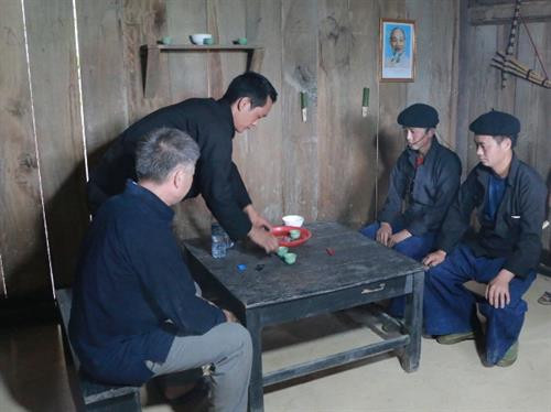 Sau khi sắm lễ xong, người Mông thường mời Trưởng Họ đến cúng tổ tiên và lập Bàn Thờ bàn thờ tổ tiên giao lại nhà cho chủ nhà. Sau khi sắm lễ xong, người Mông thường mời Trưởng Họ đến cúng tổ tiên và lập Bàn Thờ bàn thờ tổ tiên giao lại nhà cho chủ nhà.