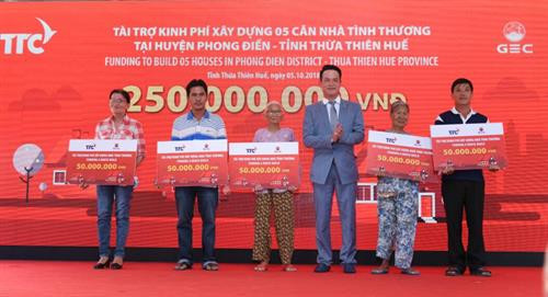 Đại diện Tập đoàn TTC trao nhà tình thương cho các hộ gia đình có hoàn cảnh đặc biệt khó khăn tại huyện Phong Điền Đại diện Tập đoàn TTC trao nhà tình thương cho các hộ gia đình có hoàn cảnh đặc biệt khó khăn tại huyện Phong Điền