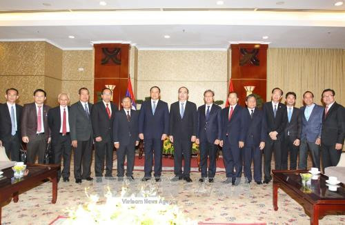 Bí thư Thành ủy thành phố Hồ Chí Minh Nguyễn Thiện Nhân với Phó Thủ tướng Lào Sonesay Siphandone cùng các đại biểu. Ảnh: Thanh Vũ-TTXVN