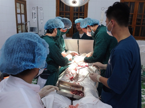 Các y bác sỹ Trung tâm Y tế quân dân y Bạch Long Vĩ đang phẫu thuật cho bệnh nhân Các y bác sỹ Trung tâm Y tế quân dân y Bạch Long Vĩ đang phẫu thuật cho bệnh nhân
