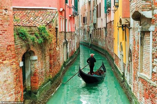 Từ năm 100 trước công nguyên đến năm 400 sau công nguyên, Rome là thành phố lớn nhất thế giới. Phong tục, ngôn ngữ, luật pháp, kỹ thuật và kiến trúc La Mã đều có mặt trên các vùng đất thuộc La Mã rộng lớn ở Châu Âu, Bắc Phi và Tây Á Vượt lên trên cảnh quan thành phố Turin là Mole Antonelliana hình vòm, hiện đang là Bảo tàng Điện ảnh Quốc gia. Ở phía trước là quảng trường rộng lớn Vittorio Veneto, đằng sau là dãy Alps tạo thành một khung cảnh ấn tượng. Thị trấn San Gimignano ở Tuscany tường bao quanh, còn được gọi là 'Thị trấn của những tòa tháp đẹp' do sự bảo tồn độc đáo của những ngôi nhà tháp thời trung cổ. Trong thời kì hoàng kim, có 72 tháp nhưng hiện nay chỉ còn tồn tại lại 14 tháp. Gondolas là những chiếc thuyền đáy phẳng, được thiết kế để thích hợp với tuyến đường thủy nông và hẹp của Venice. Một người chèo thuyền gondolier. Vào năm 2010, nữ gondolier đầu tiên đã nhận được giấy phép từ hiệp hội những người gondoliers. Mặc dù nó chiều dài 50km, Como nhỏ nhất trong ba hồ lớn ở Ý - hai hồ kia là Maggiore và Garda. Hồ là nơi nghỉ ngơi của những người giàu có từ thời La Mã. Nhìn ra núi Vesuvius là một khu định cư có từ thế kỷ thứ 9 trước Công nguyên. Đến năm 750 trước Công nguyên, người Hy Lạp đã đặt tên cho thành phố này là N Nott (nghĩa là Thành phố Mới). Người Norman chiếm thành phố vào năm 1139, rồi nó bắt đầu được truyền từ triều đại này sang triều đại khác. Người dân địa phương gọi đây là Ponte del Diavolo (Cầu Quỷ) vì nó gắn với một truyền thuyết liên quan đến quỷ dữ. Cây cầu được xây vào cuối thế kỉ thứ 11 ở Tuscany, bắc qua sông Serchio. Nằm trên đỉnh của một mảnh đất hình tam giác chia các nhánh Como và Lecco của hồ, Bellagio được mệnh danh là thị trấn xinh đẹp nhất của nước Ý. Những cửa hàng đồ lưu niệm và các con đường lát soi của Bellagio đặc biệt quyến rũ du khách. Duomo, hay còn gọi là nhà thờ chính tòa Santa Maria del Fiore, dường như bay lơ lửng trên các mái nhà của thành phố Florence. Tòa thị chính Palazzo Vecchio giống như một tòa lâu đài với tháp cao 94 mét, quảng trường Piazza della Signoria với một bản sao của bức tượng David của Michelangelo đứng kiêu hãnh phía trước là một vài trong rất nhiều điểm thu hút khách du lịch ở Florence. Mái vòm hình bát giác của nhà thờ chính tòa Duomo của Florence hoàn thiện vào năm 1436. Cho đến nay, nó vẫn giữ được mái vòm bằng gạch và vữa lớn nhất thế giới, minh chứng cho thiên tài kĩ thuật của kiến trúc sư Filippo Brunelleschi. Nội thất được trang trí bằng bức bích họa Bản án cuối cùng của Vasari và Zuccari Những ngọn núi Odle gồ ghề ở Val di Funes nằm sau nhà thờ Santa Maddalena xinh đẹp ở vùng núi Alpine. Sass Rigais là đỉnh cao nhất trong dãy núi này. Nó có độ cao 3.025 mét. Thung lũng sông Cecina gần Volterra ở Tuscany đặc trưng với những ngọn đồi núi lửa, khe núi dốc và vách đá. Đây là nơi xây dựng nhà máy năng lượng địa nhiệt đầu tiên trên thế giới, tại Thung lũng Quỷ, vào năm 1911. Thành phố Atrani có diện tích bề mặt chỉ 0,12 km2. Tháp chuông của nhà thờ Rococo St Mary Magdalene được xây dựng từ thế kỉ thứ 18. Cực nam của Cinque Terre, Riomaggiore là ngôi làng được du khách yêu thích nhất. Con đường Tình Yêu lát đá cuội, nối ngôi làng với Manarola, một ngôi làng bên cạnh nằm ở phía bắc. Thung lũng Orcia - Di sản Thế giới Unesco – từng xuất hiện liên tục trong các tác phẩm của rất nhiều nghệ sĩ thời Phục Hưng, Các cây bách đã trở thành một biểu tượng của thung lũng này Từ năm 100 trước công nguyên đến năm 400 sau công nguyên, Rome là thành phố lớn nhất thế giới. Phong tục, ngôn ngữ, luật pháp, kỹ thuật và kiến trúc La Mã đều có mặt trên các vùng đất thuộc La Mã rộng lớn ở Châu Âu, Bắc Phi và Tây Á Vượt lên trên cảnh quan thành phố Turin là Mole Antonelliana hình vòm, hiện đang là Bảo tàng Điện ảnh Quốc gia. Ở phía trước là quảng trường rộng lớn Vittorio Veneto, đằng sau là dãy Alps tạo thành một khung cảnh ấn tượng. Thị trấn San Gimignano ở Tuscany tường bao quanh, còn được gọi là 'Thị trấn của những tòa tháp đẹp' do sự bảo tồn độc đáo của những ngôi nhà tháp thời trung cổ. Trong thời kì hoàng kim, có 72 tháp nhưng hiện nay chỉ còn tồn tại lại 14 tháp. Gondolas là những chiếc thuyền đáy phẳng, được thiết kế để thích hợp với tuyến đường thủy nông và hẹp của Venice. Một người chèo thuyền gondolier. Vào năm 2010, nữ gondolier đầu tiên đã nhận được giấy phép từ hiệp hội những người gondoliers. Mặc dù nó chiều dài 50km, Como nhỏ nhất trong ba hồ lớn ở Ý - hai hồ kia là Maggiore và Garda. Hồ là nơi nghỉ ngơi của những người giàu có từ thời La Mã. Nhìn ra núi Vesuvius là một khu định cư có từ thế kỷ thứ 9 trước Công nguyên. Đến năm 750 trước Công nguyên, người Hy Lạp đã đặt tên cho thành phố này là N Nott (nghĩa là Thành phố Mới). Người Norman chiếm thành phố vào năm 1139, rồi nó bắt đầu được truyền từ triều đại này sang triều đại khác. Người dân địa phương gọi đây là Ponte del Diavolo (Cầu Quỷ) vì nó gắn với một truyền thuyết liên quan đến quỷ dữ. Cây cầu được xây vào cuối thế kỉ thứ 11 ở Tuscany, bắc qua sông Serchio. Nằm trên đỉnh của một mảnh đất hình tam giác chia các nhánh Como và Lecco của hồ, Bellagio được mệnh danh là thị trấn xinh đẹp nhất của nước Ý. Những cửa hàng đồ lưu niệm và các con đường lát soi của Bellagio đặc biệt quyến rũ du khách. Duomo, hay còn gọi là nhà thờ chính tòa Santa Maria del Fiore, dường như bay lơ lửng trên các mái nhà của thành phố Florence. Tòa thị chính Palazzo Vecchio giống như một tòa lâu đài với tháp cao 94 mét, quảng trường Piazza della Signoria với một bản sao của bức tượng David của Michelangelo đứng kiêu hãnh phía trước là một vài trong rất nhiều điểm thu hút khách du lịch ở Florence. Mái vòm hình bát giác của nhà thờ chính tòa Duomo của Florence hoàn thiện vào năm 1436. Cho đến nay, nó vẫn giữ được mái vòm bằng gạch và vữa lớn nhất thế giới, minh chứng cho thiên tài kĩ thuật của kiến trúc sư Filippo Brunelleschi. Nội thất được trang trí bằng bức bích họa Bản án cuối cùng của Vasari và Zuccari Những ngọn núi Odle gồ ghề ở Val di Funes nằm sau nhà thờ Santa Maddalena xinh đẹp ở vùng núi Alpine. Sass Rigais là đỉnh cao nhất trong dãy núi này. Nó có độ cao 3.025 mét. Thung lũng sông Cecina gần Volterra ở Tuscany đặc trưng với những ngọn đồi núi lửa, khe núi dốc và vách đá. Đây là nơi xây dựng nhà máy năng lượng địa nhiệt đầu tiên trên thế giới, tại Thung lũng Quỷ, vào năm 1911. Thành phố Atrani có diện tích bề mặt chỉ 0,12 km2. Tháp chuông của nhà thờ Rococo St Mary Magdalene được xây dựng từ thế kỉ thứ 18. Cực nam của Cinque Terre, Riomaggiore là ngôi làng được du khách yêu thích nhất. Con đường Tình Yêu lát đá cuội, nối ngôi làng với Manarola, một ngôi làng bên cạnh nằm ở phía bắc. Thung lũng Orcia - Di sản Thế giới Unesco – từng xuất hiện liên tục trong các tác phẩm của rất nhiều nghệ sĩ thời Phục Hưng, Các cây bách đã trở thành một biểu tượng của thung lũng này