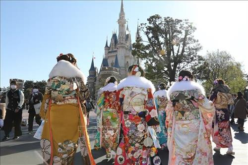 Thanh niên Nhật Bản trong trang phục truyền thống tham dự buổi lễ trưởng thành ở Chiba ngày 14/1/2019. Ảnh: THX/TTXVN