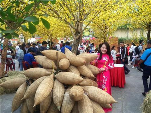 Bạn trẻ chụp ảnh lưu niệm tại Nhà văn hóa Thanh niên. Ảnh: Gia Thuận - TTXVN