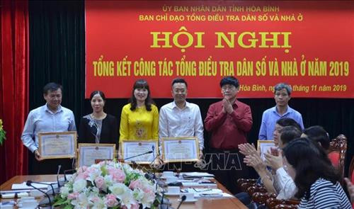 UBND tỉnh Hòa Bình tặng bằng khen cho 5 tập thể có thành tích xuất sắc trong công tác tổng điều tra dân số và nhà ở. Ảnh: Thanh Hải - TTXVN UBND tỉnh Hòa Bình tặng bằng khen cho 5 tập thể có thành tích xuất sắc trong công tác tổng điều tra dân số và nhà ở. Ảnh: Thanh Hải - TTXVN