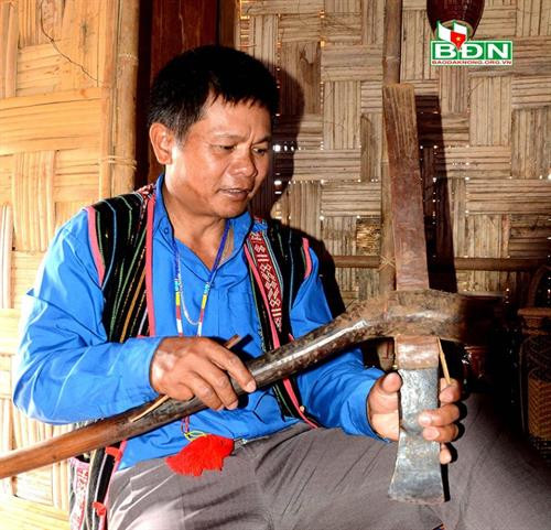 Người M'nông ở bon Ðắk R'moan, xã Ðắk Nia, thị xã Gia Nghĩa(Đắk Nông) coi chiếc rìu là vật dụng không thể thiếu trong đời sống hàng ngày