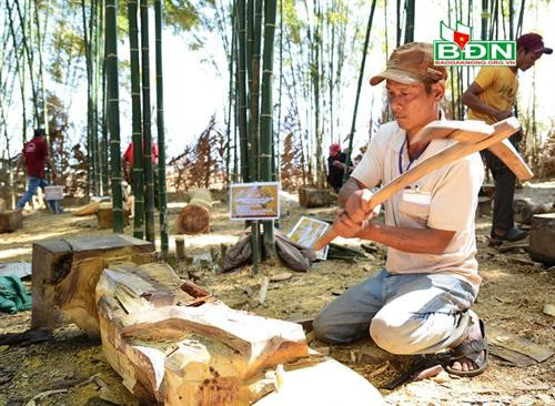 Chiếc rìu là công cụ để tạc tượng gỗ của đàn ông M'nông