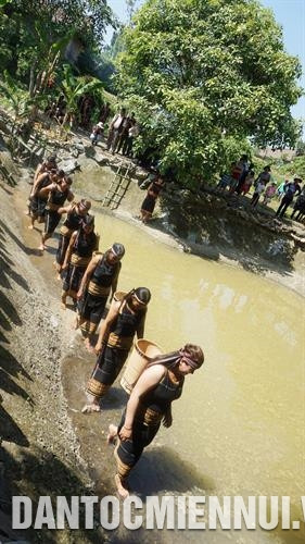 Lễ cúng bến nước mang ý nghĩa quan trọng trong đời sống tâm linh của đồng bào dân tộc Gia Rai. Ảnh: Hoàng Tâm
