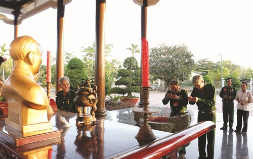 Người dân thành kính dâng hương lên Chủ tịch Hồ Chí Minh Người dân thành kính dâng hương lên Chủ tịch Hồ Chí Minh