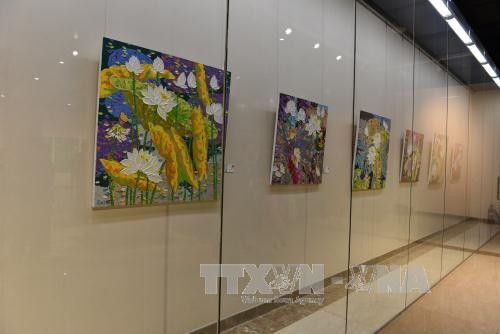 Các tác phẩm hoa sen (tranh dầu) tại triển lãm của tác giả Đặng Phương Việt. Ảnh: Tường Thu-Phóng viên TTXVN tại Trung Quốc