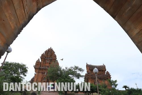 Cụm tháp Po Klong Garai mang đậm dấu ấn văn hóa Chăm. Ảnh: Nguyễn Việt