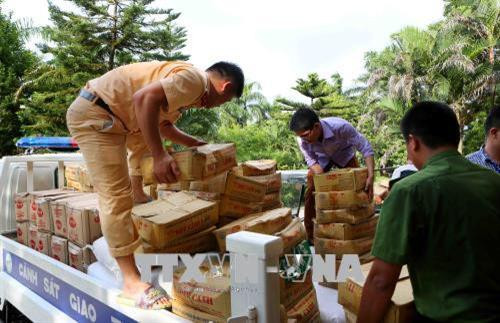 Công an xã Nam Phương Tiến chuyển hàng cứu trợ lên xe để đưa đến cho người dân các thôn. Ảnh: Thành Đạt