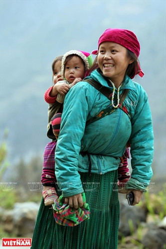 Người dân vui vẻ đi bộ trên đèo Mã Pí Lèng. Ảnh: Tất Sơn