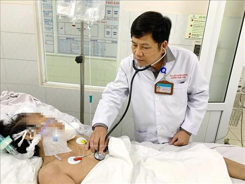 Bác sỹ Hoàng Ngọc Ánh, Phó Trưởng Khoa Hồi sức cấp cứu - Bệnh viện Thống nhất Thành phố Hồ Chí Minh khám cho bệnh nhân bị hít sặc. Ảnh: TTXVN