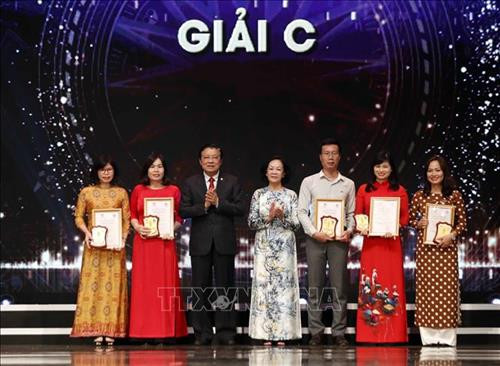Đồng chí Trương Thị Mai, Ủy viên Bộ Chính trị, Bí thư Trung ương Đảng, Trưởng ban Dân vận Trung ương và đồng chí Phan Đình Trạc, Bí thư Trung ương Đảng, Trưởng ban Nội chính Trung ương trao Giải C cho các tác giả. Ảnh: Thống Nhất – TTXVN Đồng chí Trương Thị Mai, Ủy viên Bộ Chính trị, Bí thư Trung ương Đảng, Trưởng ban Dân vận Trung ương và đồng chí Phan Đình Trạc, Bí thư Trung ương Đảng, Trưởng ban Nội chính Trung ương trao Giải C cho các tác giả. Ảnh: Thống Nhất – TTXVN
