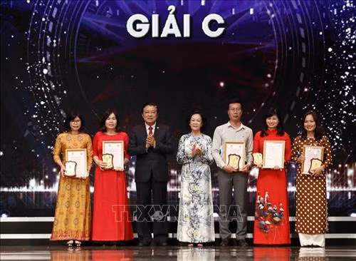 Đồng chí Trương Thị Mai, Ủy viên Bộ Chính trị, Bí thư Trung ương Đảng, Trưởng ban Dân vận Trung ương và đồng chí Phan Đình Trạc, Bí thư Trung ương Đảng, Trưởng ban Nội chính Trung ương trao Giải C cho các tác giả. Ảnh: Thống Nhất – TTXVN