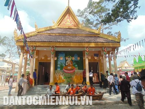 Diện mạo nông thôn vùng đồng bào Khmer ở huyện Vị Thủy đã có nhiều đổi thay, khởi sắc. Ảnh: Duy Khương Huyện Vị Thủy hiện có hơn 800 hộ đồng bào Khmer với trên 3.000 người, tập trung chủ yếu ở các xã: Vị Thủy, Vị Trung, Vị Bình và Vĩnh Trung. Ảnh: Duy Khương Lễ hội đua ghe Ngo của đồng bào Khmer ở huyện Vị Thủy diễn ra sôi nổi, thu hút đông đảo người dân trong huyện quan tâm. Ảnh: Duy Khương