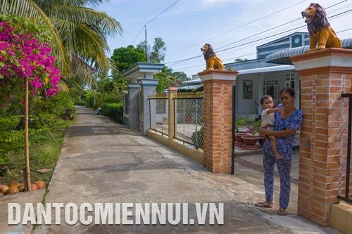 Những ngôi nhà khang trang của đồng bào Khmer ở ấp 5, xã Vĩnh Trung, huyện Vị Thủy xuất hiện ngày càng nhiều. Ảnh: Duy Khương Huyện Vị Thủy tổ chức đào tạo nghề gắn với tạo việc làm cho nhiều hộ đồng bào Khmer. Ảnh: Duy Khương Huyện Vị Thủy quan tâm, phát triển các mô hình sản xuất hiệu quả vùng đồng bào dân tộc Khmer. Ảnh: Duy Khương