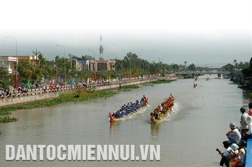 Diện mạo nông thôn vùng đồng bào Khmer ở huyện Vị Thủy đã có nhiều đổi thay, khởi sắc. Ảnh: Duy Khương Huyện Vị Thủy hiện có hơn 800 hộ đồng bào Khmer với trên 3.000 người, tập trung chủ yếu ở các xã: Vị Thủy, Vị Trung, Vị Bình và Vĩnh Trung. Ảnh: Duy Khương Lễ hội đua ghe Ngo của đồng bào Khmer ở huyện Vị Thủy diễn ra sôi nổi, thu hút đông đảo người dân trong huyện quan tâm. Ảnh: Duy Khương