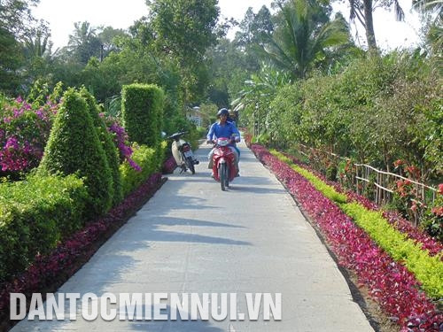 Những con đường vào phum sóc Khmer ở huyện Vị Thủy giờ đã được bê tông, nhựa hóa. Ảnh: Duy Khương