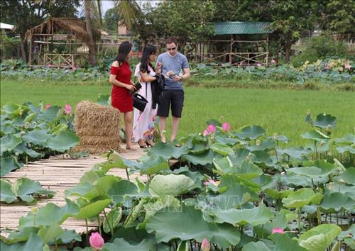 Du khách tham quan, trải nghiệm tại Khu du lịch văn hóa sinh thái Sen Charaih Ninh Thuận (thị trấn Phước Dân, huyện Ninh Phước). Ảnh: Nguyễn Thành - TTXVN