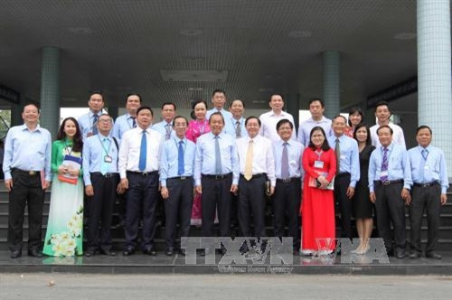 Phó Thủ tướng Trương Hòa Bình, lãnh đạo Thành ủy Thành phố Hồ Chí Minh với các đại biểu Học viện Cán bộ Thành phố Hồ Chí Minh. Ảnh: Thanh Vũ - TTXVN