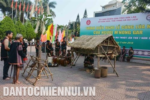 Lễ mừng lúa mới của người M’Nông Gar được tái hiện tại lễ hội. Ảnh: Hoài Thu Các chàng trai Ê-đê diễn tấu cồng chiêng trên đường phố. Ảnh: Hoài Thu Hoa hậu hoàn vũ Việt Nam H’Hen Niê tham dự chương trình nghệ thuật Lễ hội đường phố. Ảnh: Tuấn Anh