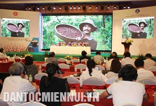 Hội thảo "Phát triển cà phê đặc sản Việt Nam" trong khuôn khổ Lễ hội cà phê Buôn Ma Thuột lần thứ 7. Ảnh: Tuấn Anh Các mẫu cà phê đạt tiêu chuẩn cà phê đặc sản Việt Nam được trưng bày tại lễ hội . Ảnh: Phạm Cường