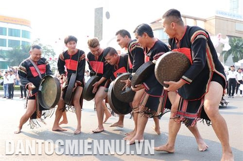 Lễ mừng lúa mới của người M’Nông Gar được tái hiện tại lễ hội. Ảnh: Hoài Thu Các chàng trai Ê-đê diễn tấu cồng chiêng trên đường phố. Ảnh: Hoài Thu Hoa hậu hoàn vũ Việt Nam H’Hen Niê tham dự chương trình nghệ thuật Lễ hội đường phố. Ảnh: Tuấn Anh