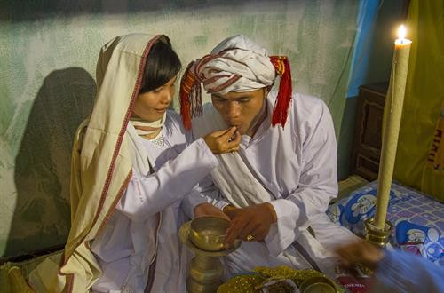 Lễ cuới Chăm Bà ni có 5 đứa trẻ, mặc bộ áo truyền thống màu trắng gọi là “Anak là con” để chứng giám cuộc hôn nhân và mang lễ vật Cô dâu Chú rể với bộ y phục cho lễ cưới toàn màu trắng tiến vào hành lễ trong rạp lễ Bắt đầu lễ các vị tu sĩ làm lễ đốt trầm hương. Sư Cả (Po Gru), đọc kinh Koran xin phép với vị thánh Alla. Những người thân của cô dâu chú rể cầu nguyện thánh Alla ban phước lành cho cô dâu và chú rể Chú rể, cô dâu lần lượt lạy tạ Sư Cả và các giáo sĩ - tục lệ khi lạy tấm khăn trắng trùm dưới 2 chân bằng khăn đội đầu của cô dâu Cô dâu được đưa về phòng the trước để thầy Chang (Po Car) đọc thần chú làm phép dưới đôi gối nằm Thầy Chang đọc thần chú làm phép nhẫn cưới trong lòng bàn tay của cô dâu, rồi đeo nhẫn cho cô dâu sau khi cô dâu trả lời với thầy Chang là đồng ý cuộc hôn nhân Chú rễ ở lại trong rạp lễ Kajang likhah được sư Cả đọc kinh Koran và các giáo sĩ làm phép trao nhẫn cưới Thầy Chang cầm tay chú rể dẫn đến với cô dâu. Hai giáo sĩ đi trước, chú rể đi sau và những em bé “Anak là con” Trong phòng the vị tu sĩ đặt tay chú rể được vào bàn tay cô dâu làm phép rửa tội cầu phúc Người vợ lấy một miếng trầu cau bỏ vào miệng chồng như ý bảo rằng từ nay nàng sẽ lo cho chàng đầy đủ sự ăn uống Trong thời gian 3 ngày đêm đầu vợ chồng phải sinh hoạt ăn uống trong phòng và có người ngồi giám sát Lễ cuới Chăm Bà ni có 5 đứa trẻ, mặc bộ áo truyền thống màu trắng gọi là “Anak là con” để chứng giám cuộc hôn nhân và mang lễ vật Cô dâu Chú rể với bộ y phục cho lễ cưới toàn màu trắng tiến vào hành lễ trong rạp lễ Bắt đầu lễ các vị tu sĩ làm lễ đốt trầm hương. Sư Cả (Po Gru), đọc kinh Koran xin phép với vị thánh Alla. Những người thân của cô dâu chú rể cầu nguyện thánh Alla ban phước lành cho cô dâu và chú rể Chú rể, cô dâu lần lượt lạy tạ Sư Cả và các giáo sĩ - tục lệ khi lạy tấm khăn trắng trùm dưới 2 chân bằng khăn đội đầu của cô dâu Cô dâu được đưa về phòng the trước để thầy Chang (Po Car) đọc thần chú làm phép dưới đôi gối nằm Thầy Chang đọc thần chú làm phép nhẫn cưới trong lòng bàn tay của cô dâu, rồi đeo nhẫn cho cô dâu sau khi cô dâu trả lời với thầy Chang là đồng ý cuộc hôn nhân Chú rễ ở lại trong rạp lễ Kajang likhah được sư Cả đọc kinh Koran và các giáo sĩ làm phép trao nhẫn cưới Thầy Chang cầm tay chú rể dẫn đến với cô dâu. Hai giáo sĩ đi trước, chú rể đi sau và những em bé “Anak là con” Trong phòng the vị tu sĩ đặt tay chú rể được vào bàn tay cô dâu làm phép rửa tội cầu phúc Người vợ lấy một miếng trầu cau bỏ vào miệng chồng như ý bảo rằng từ nay nàng sẽ lo cho chàng đầy đủ sự ăn uống Trong thời gian 3 ngày đêm đầu vợ chồng phải sinh hoạt ăn uống trong phòng và có người ngồi giám sát