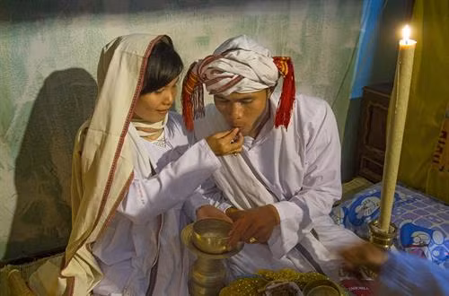 Lễ cuới Chăm Bà ni có 5 đứa trẻ, mặc bộ áo truyền thống màu trắng gọi là “Anak là con” để chứng giám cuộc hôn nhân và mang lễ vật Cô dâu Chú rể với bộ y phục cho lễ cưới toàn màu trắng tiến vào hành lễ trong rạp lễ Bắt đầu lễ các vị tu sĩ làm lễ đốt trầm hương. Sư Cả (Po Gru), đọc kinh Koran xin phép với vị thánh Alla. Những người thân của cô dâu chú rể cầu nguyện thánh Alla ban phước lành cho cô dâu và chú rể Chú rể, cô dâu lần lượt lạy tạ Sư Cả và các giáo sĩ - tục lệ khi lạy tấm khăn trắng trùm dưới 2 chân bằng khăn đội đầu của cô dâu Cô dâu được đưa về phòng the trước để thầy Chang (Po Car) đọc thần chú làm phép dưới đôi gối nằm Thầy Chang đọc thần chú làm phép nhẫn cưới trong lòng bàn tay của cô dâu, rồi đeo nhẫn cho cô dâu sau khi cô dâu trả lời với thầy Chang là đồng ý cuộc hôn nhân Chú rễ ở lại trong rạp lễ Kajang likhah được sư Cả đọc kinh Koran và các giáo sĩ làm phép trao nhẫn cưới Thầy Chang cầm tay chú rể dẫn đến với cô dâu. Hai giáo sĩ đi trước, chú rể đi sau và những em bé “Anak là con” Trong phòng the vị tu sĩ đặt tay chú rể được vào bàn tay cô dâu làm phép rửa tội cầu phúc Người vợ lấy một miếng trầu cau bỏ vào miệng chồng như ý bảo rằng từ nay nàng sẽ lo cho chàng đầy đủ sự ăn uống Trong thời gian 3 ngày đêm đầu vợ chồng phải sinh hoạt ăn uống trong phòng và có người ngồi giám sát