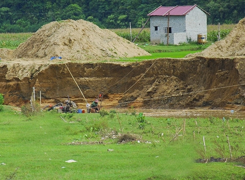 Việc khai thác cát khiến dòng Nậm Rốm bị sạt lở nghiêm trọng.