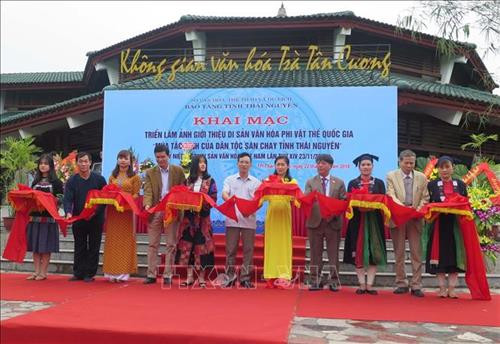 Các đại biểu cắt băng khai mạc Triển lãm. Ảnh: Quân Trang - TTXVN Các đại biểu cắt băng khai mạc Triển lãm. Ảnh: Quân Trang - TTXVN