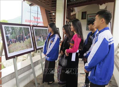 Khách tham quan Triển lãm. Ảnh: Quân Trang - TTXVN Khách tham quan Triển lãm. Ảnh: Quân Trang - TTXVN