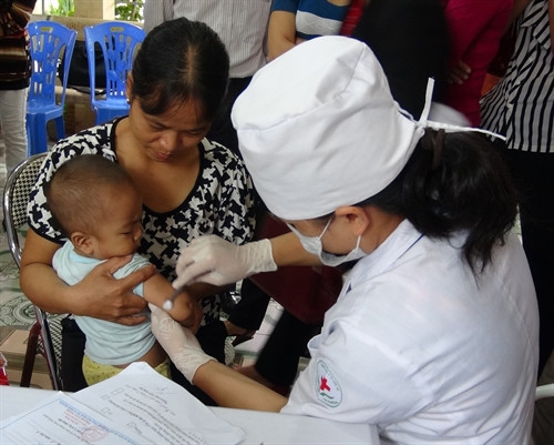 Tiêm vắc xin phòng bệnh sởi và rubella cho trẻ em tại xã Đại Xuân, huyện Quế Võ ngày 23/10. Ảnh: Thanh Thương - TTXVN Tiêm vắc xin phòng bệnh sởi và rubella cho trẻ em tại xã Đại Xuân, huyện Quế Võ ngày 23/10. Ảnh: Thanh Thương - TTXVN